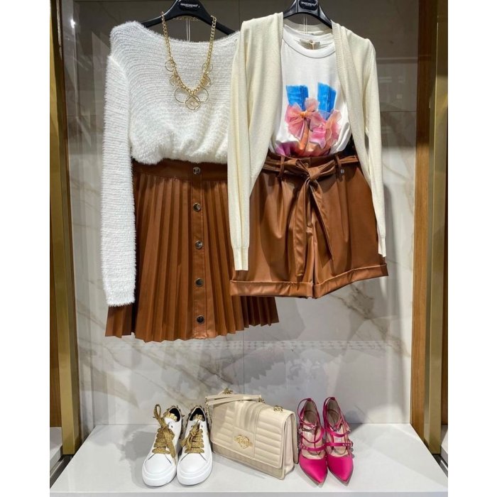 Koženková sukňa a kraťasy s tričkom a svetríkom