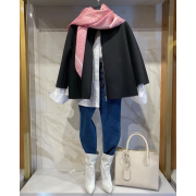 Rifle s košeľou a prechodným čiernym kabátom