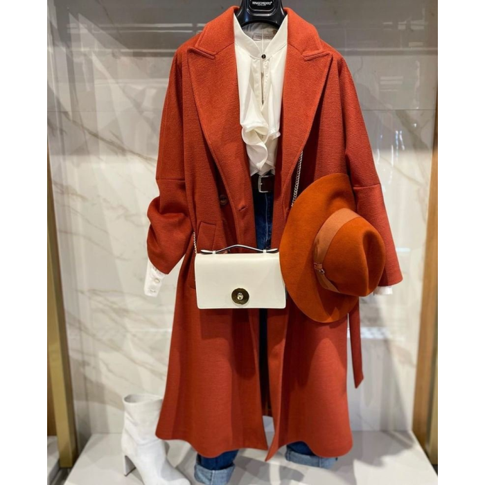 Hrdzavý kabát s klobúkom, rifle a blúzka