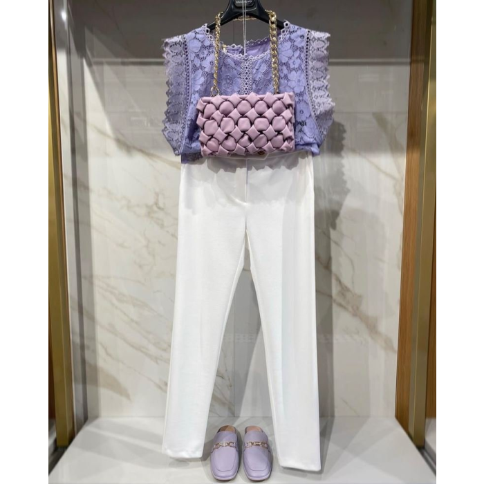 Biele nohavice s fialovým topom a šľapkami